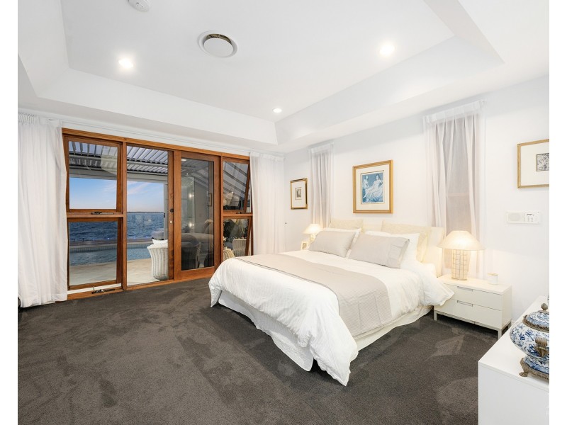 33 King Arthurs Court, Sovereign Islands QLD 4216