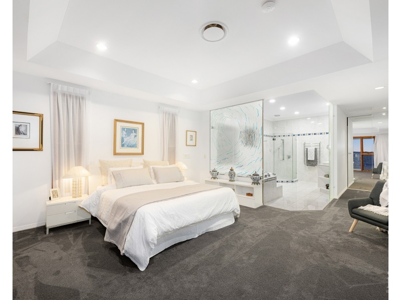 33 King Arthurs Court, Sovereign Islands QLD 4216