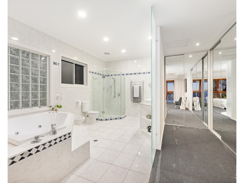 33 King Arthurs Court, Sovereign Islands QLD 4216