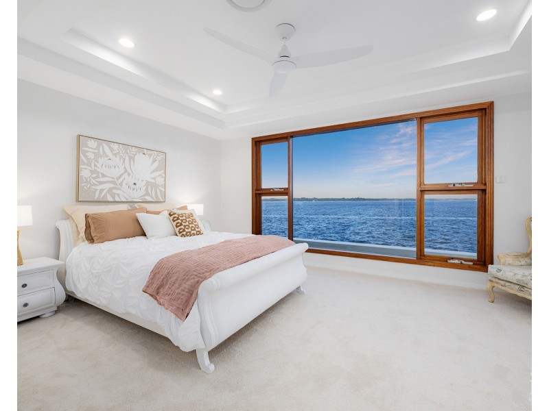 33 King Arthurs Court, Sovereign Islands QLD 4216