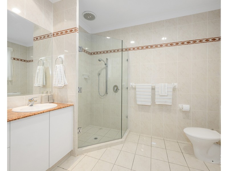 33 King Arthurs Court, Sovereign Islands QLD 4216