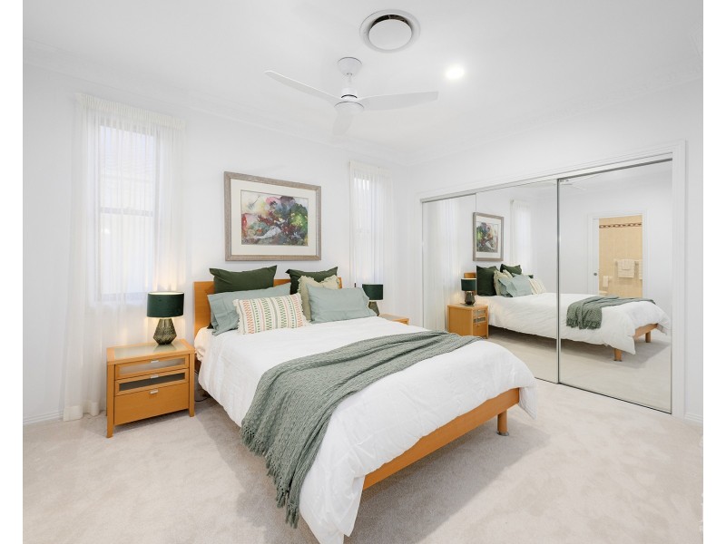 33 King Arthurs Court, Sovereign Islands QLD 4216