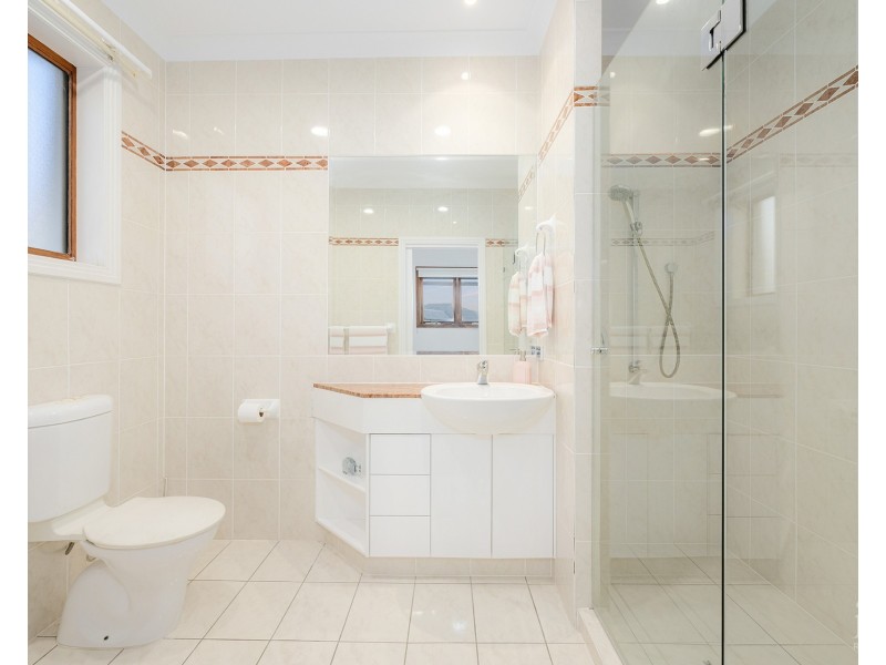 33 King Arthurs Court, Sovereign Islands QLD 4216