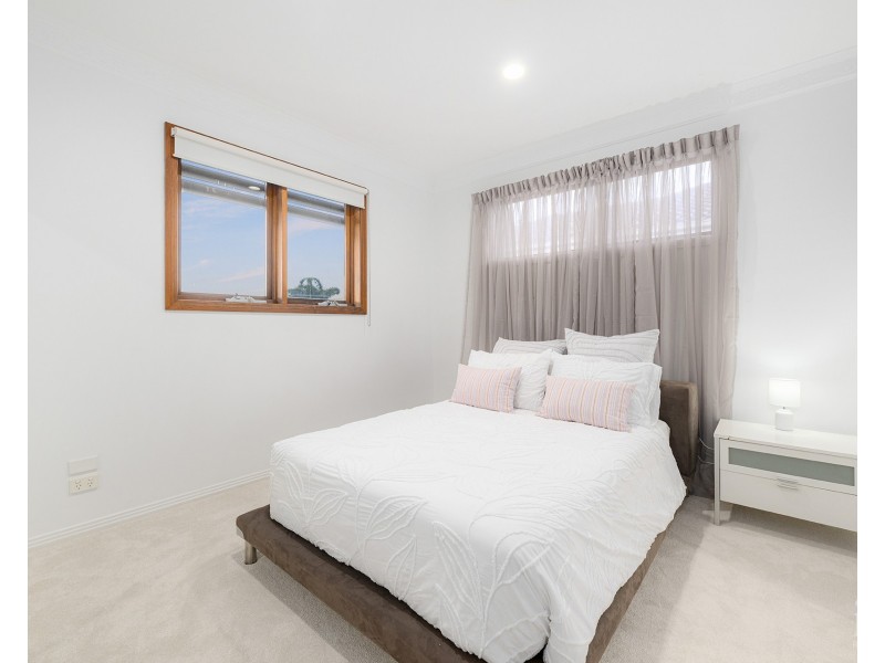 33 King Arthurs Court, Sovereign Islands QLD 4216