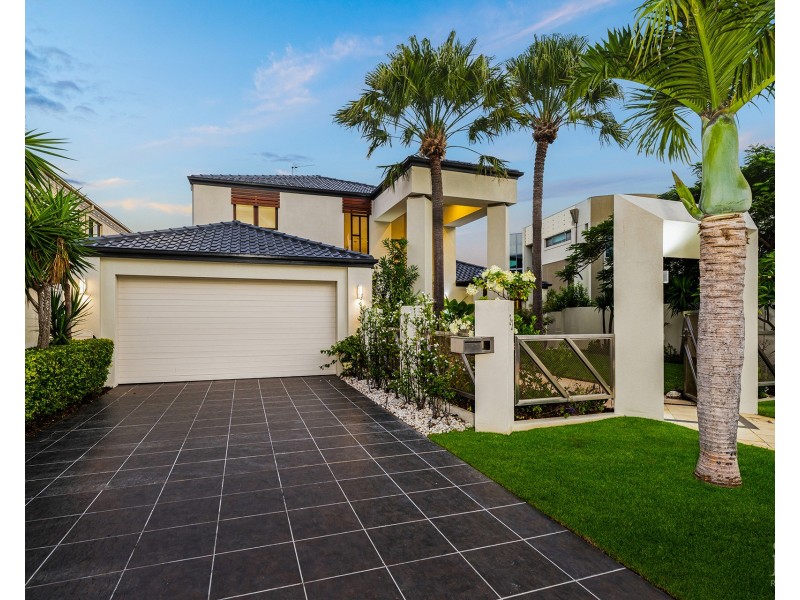 33 King Arthurs Court, Sovereign Islands QLD 4216