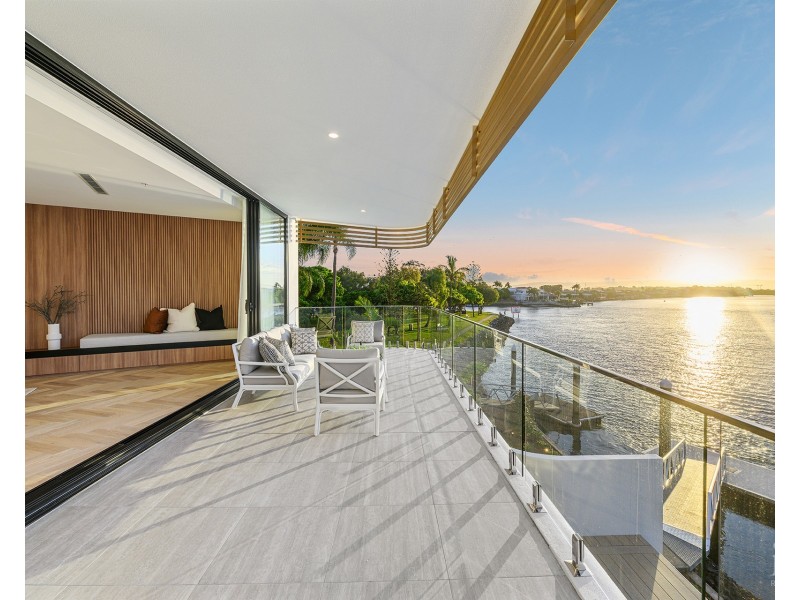 2/4  Paradise Parade, Paradise Point QLD 4216