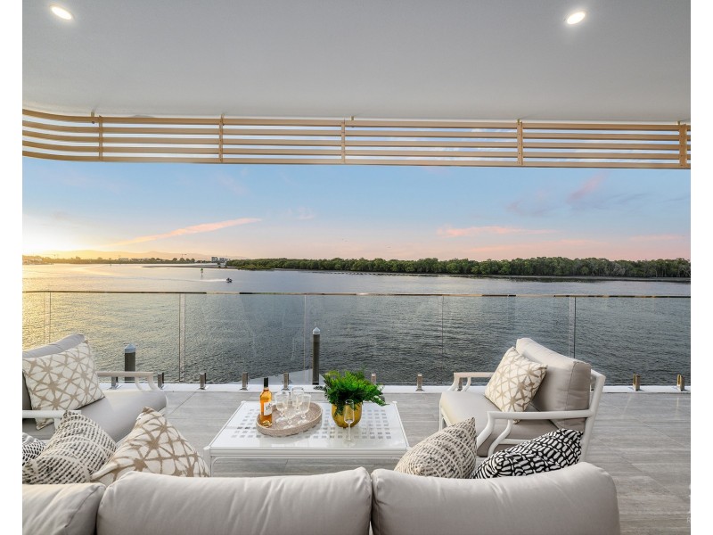 2/4  Paradise Parade, Paradise Point QLD 4216