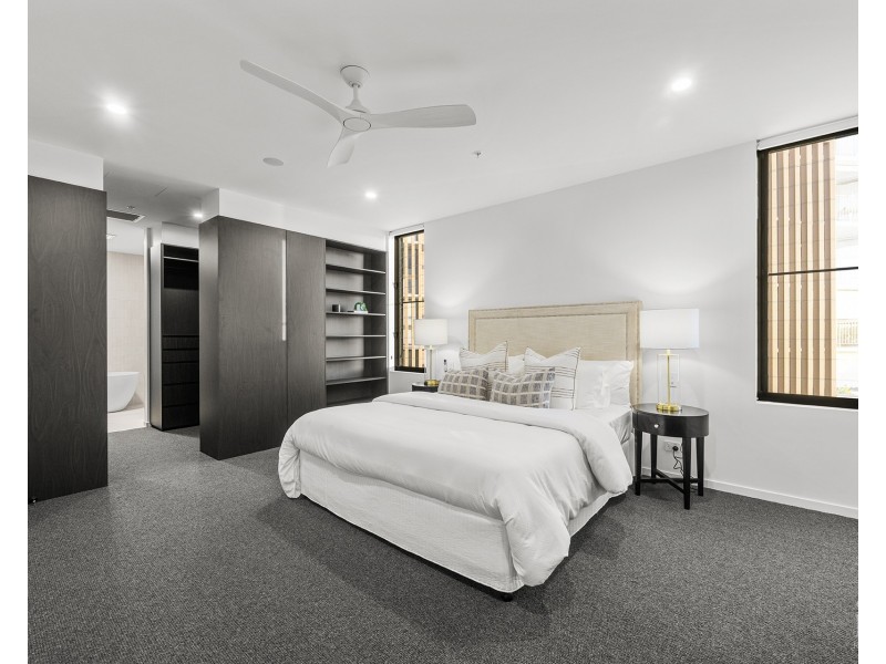 2/4  Paradise Parade, Paradise Point QLD 4216