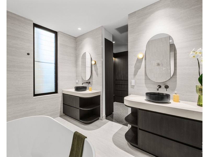 2/4  Paradise Parade, Paradise Point QLD 4216