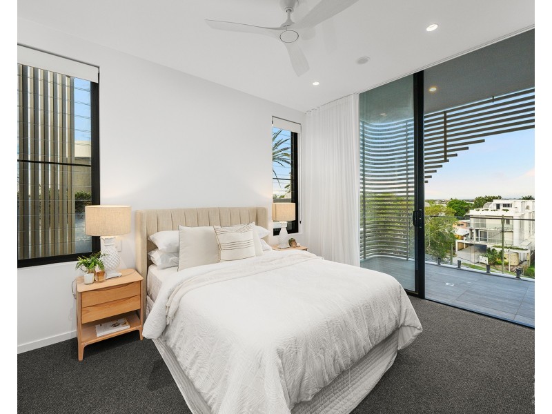 2/4  Paradise Parade, Paradise Point QLD 4216