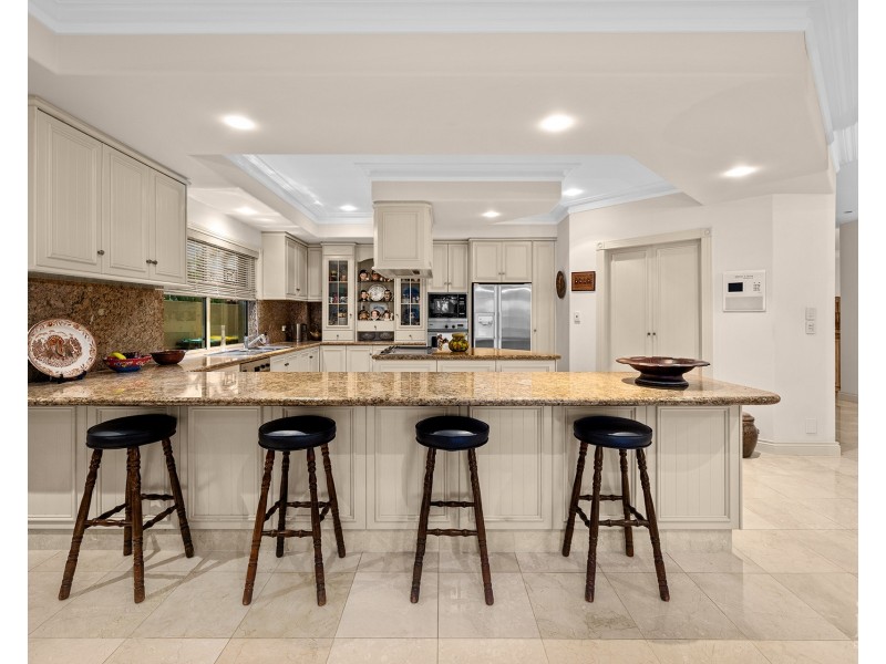 6 Brittanic Crescent, Sovereign Islands QLD 4216