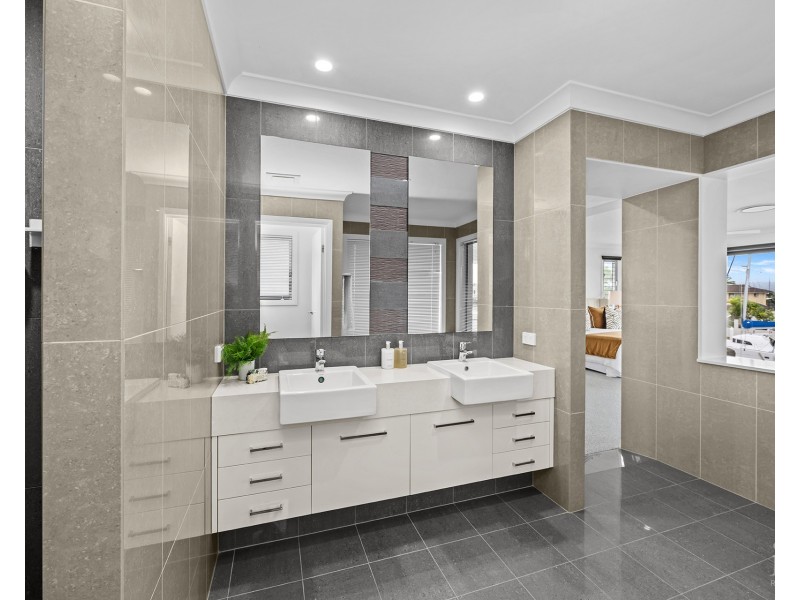 48 Lindsay Parade, Paradise Point QLD 4216