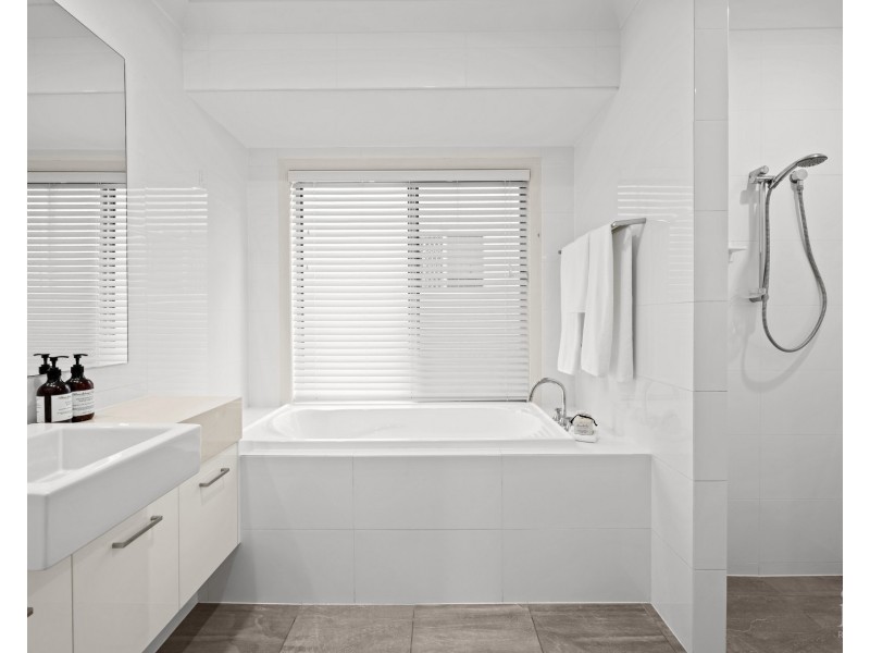 48 Lindsay Parade, Paradise Point QLD 4216