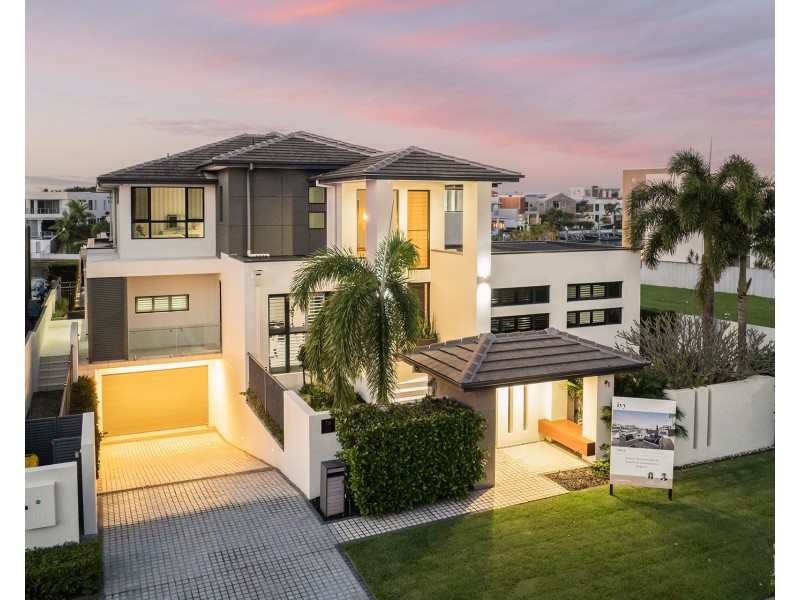 14 Royal Albert Crescent, Sovereign Islands QLD 4216