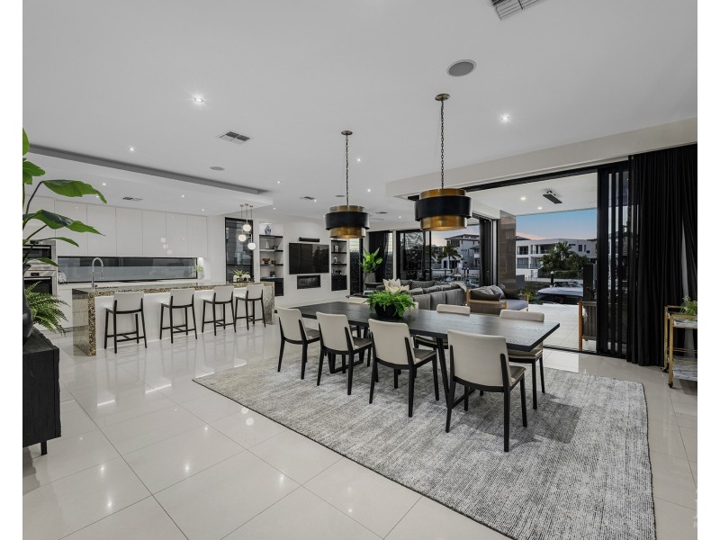 14 Royal Albert Crescent, Sovereign Islands QLD 4216