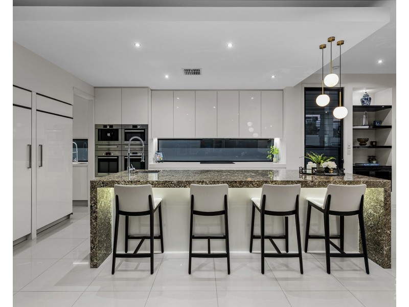 14 Royal Albert Crescent, Sovereign Islands QLD 4216