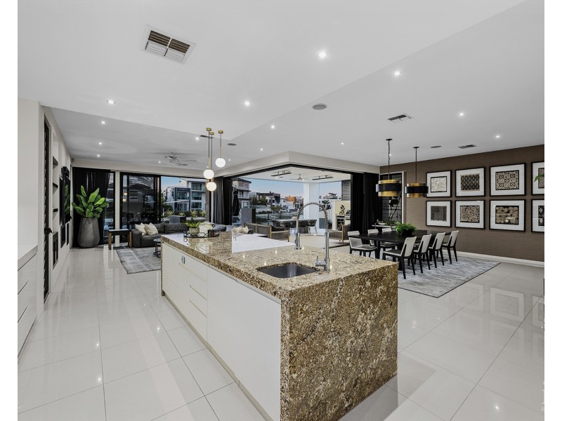 14 Royal Albert Crescent, Sovereign Islands QLD 4216