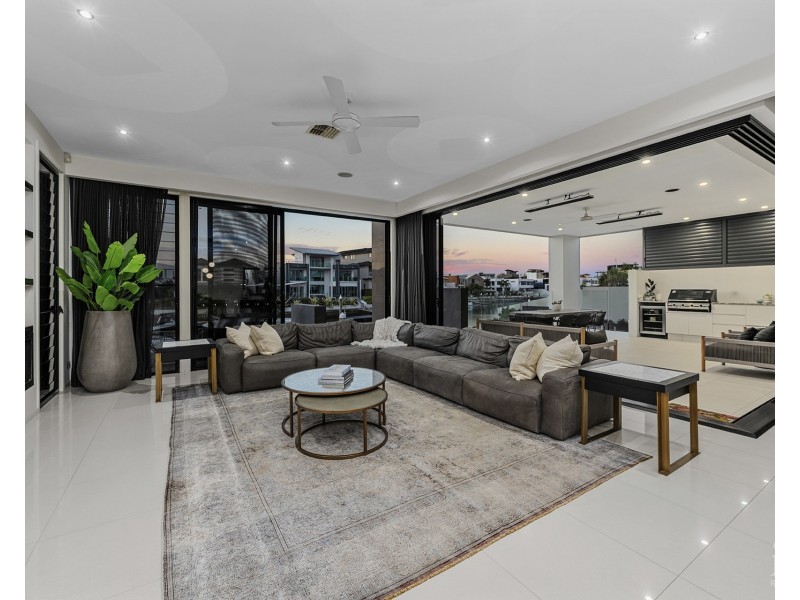 14 Royal Albert Crescent, Sovereign Islands QLD 4216