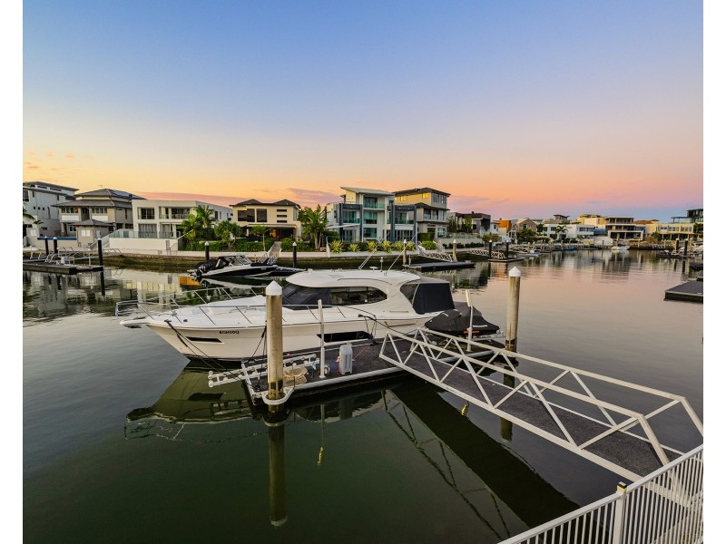 14 Royal Albert Crescent, Sovereign Islands QLD 4216