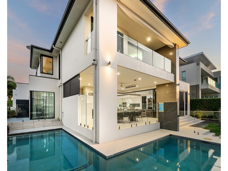14 Royal Albert Crescent, Sovereign Islands QLD 4216