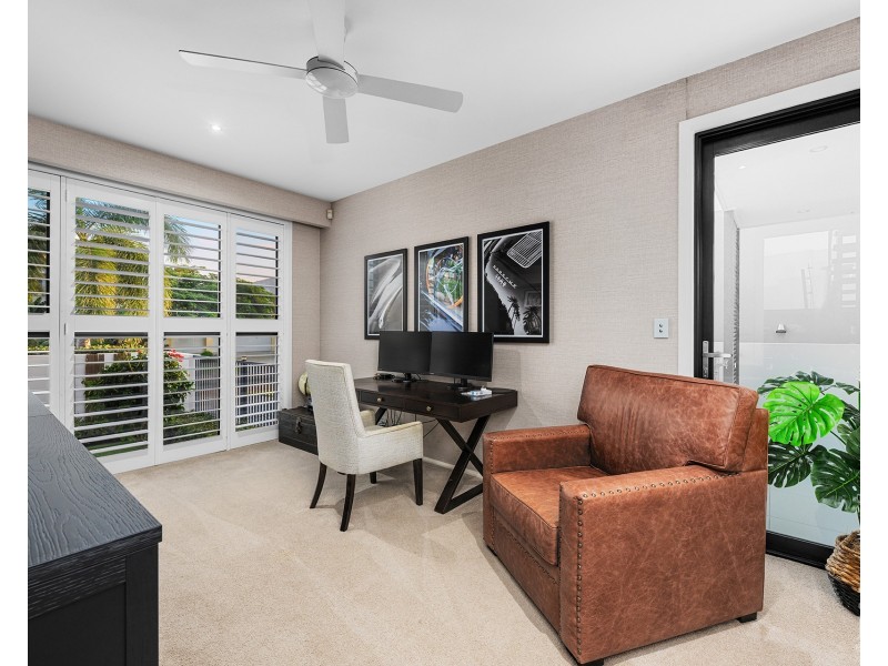 14 Royal Albert Crescent, Sovereign Islands QLD 4216