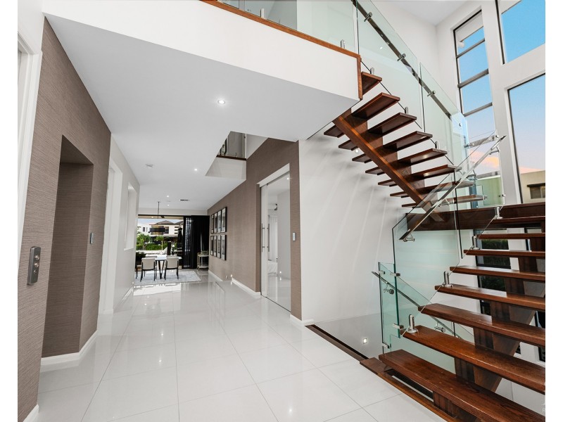 14 Royal Albert Crescent, Sovereign Islands QLD 4216