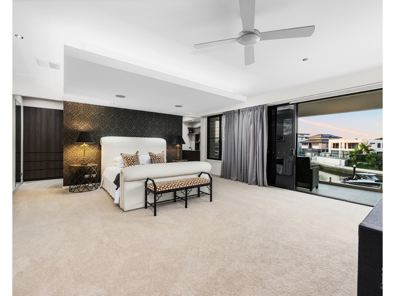 14 Royal Albert Crescent, Sovereign Islands QLD 4216