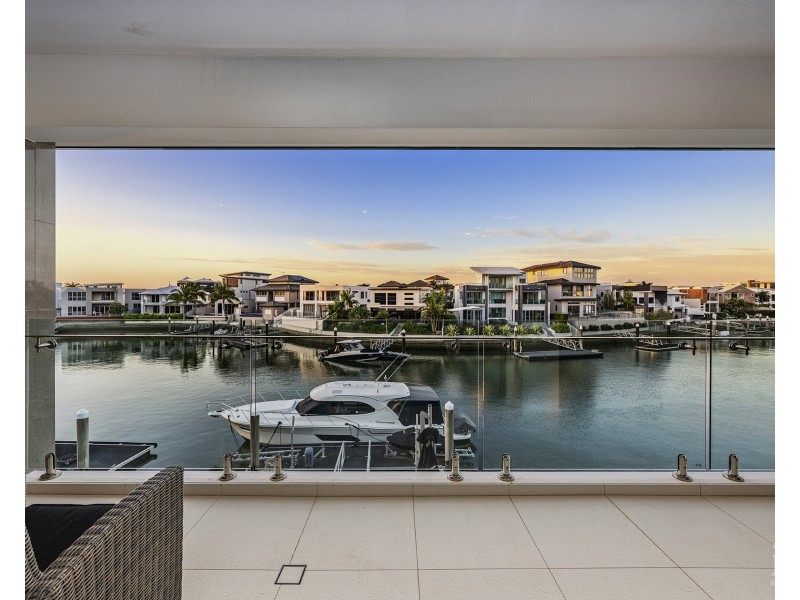 14 Royal Albert Crescent, Sovereign Islands QLD 4216