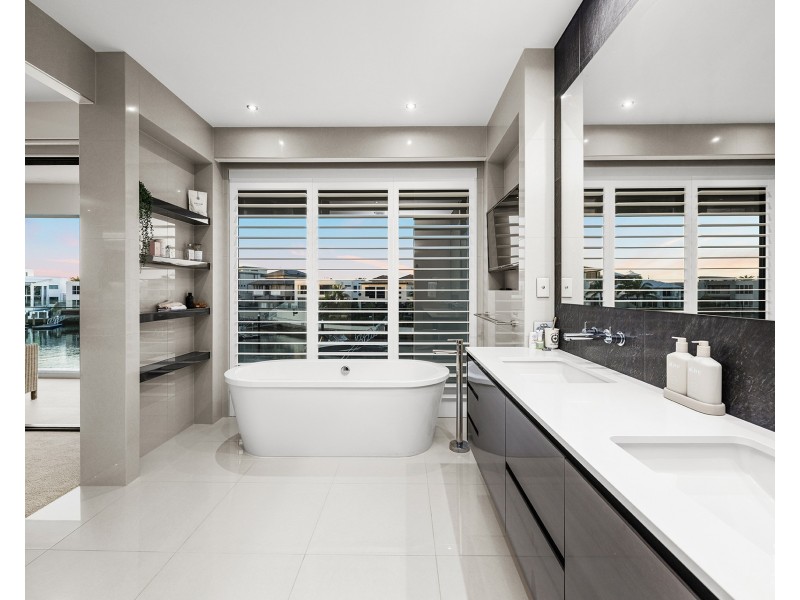 14 Royal Albert Crescent, Sovereign Islands QLD 4216