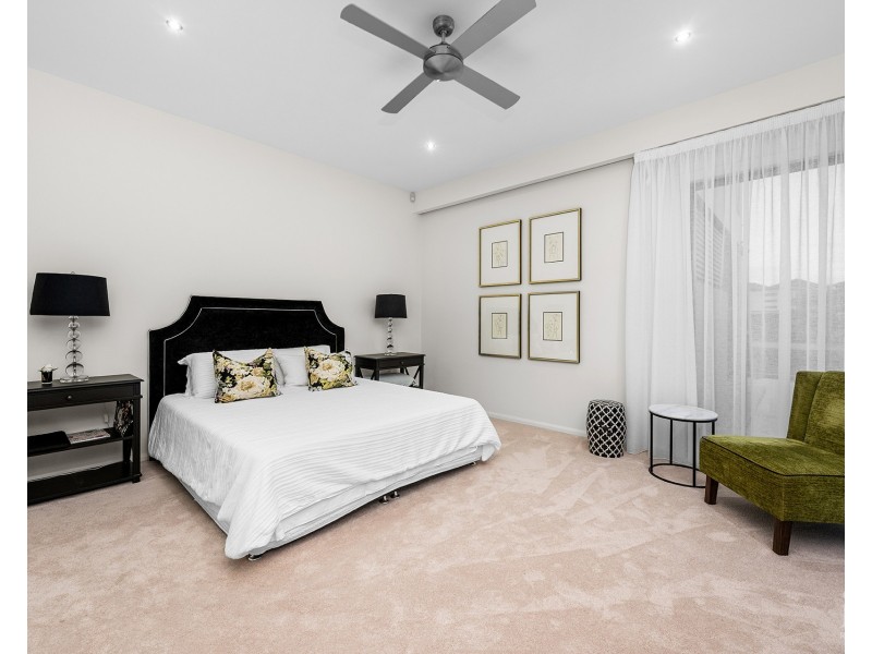 14 Royal Albert Crescent, Sovereign Islands QLD 4216
