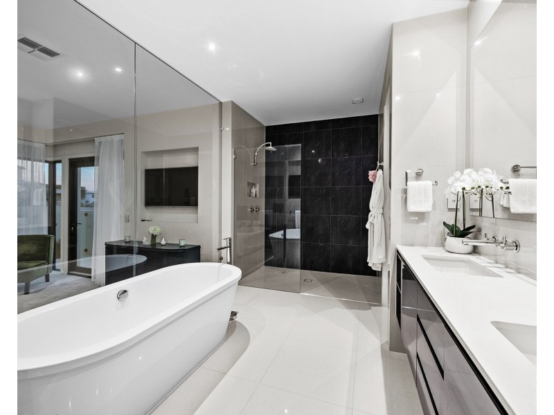 14 Royal Albert Crescent, Sovereign Islands QLD 4216