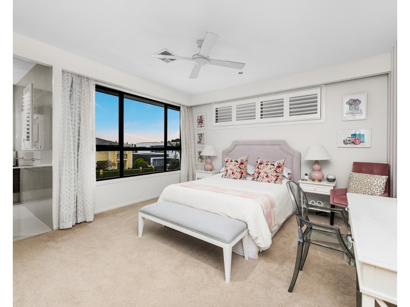 14 Royal Albert Crescent, Sovereign Islands QLD 4216