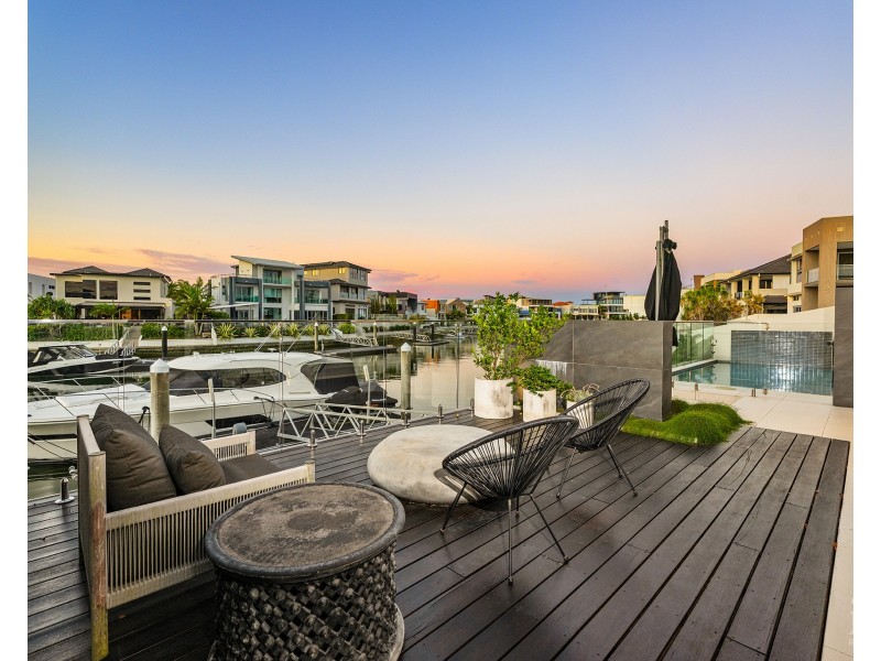 14 Royal Albert Crescent, Sovereign Islands QLD 4216