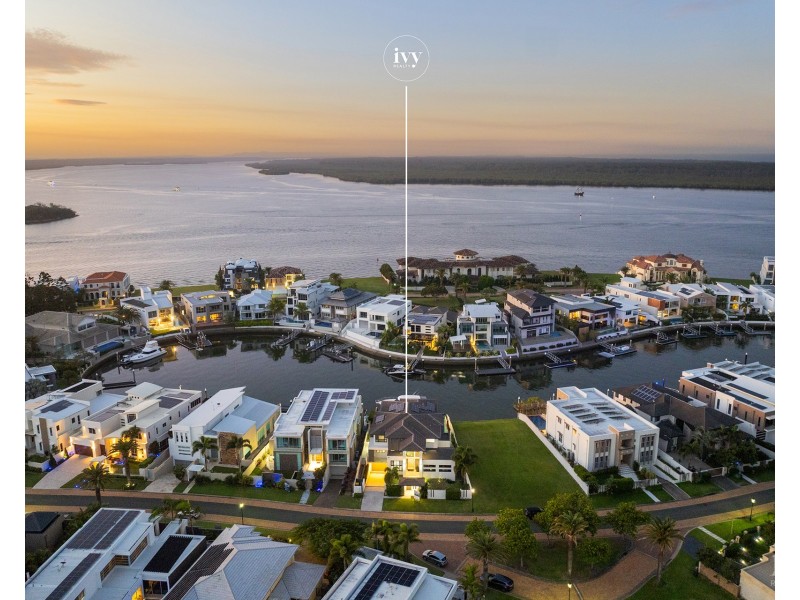 14 Royal Albert Crescent, Sovereign Islands QLD 4216