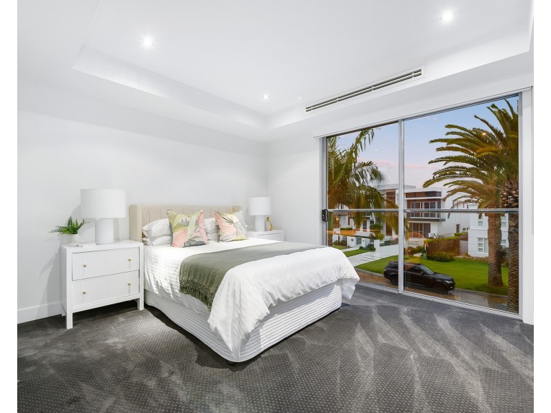 38 Knightsbridge Parade West, Sovereign Islands QLD 4216