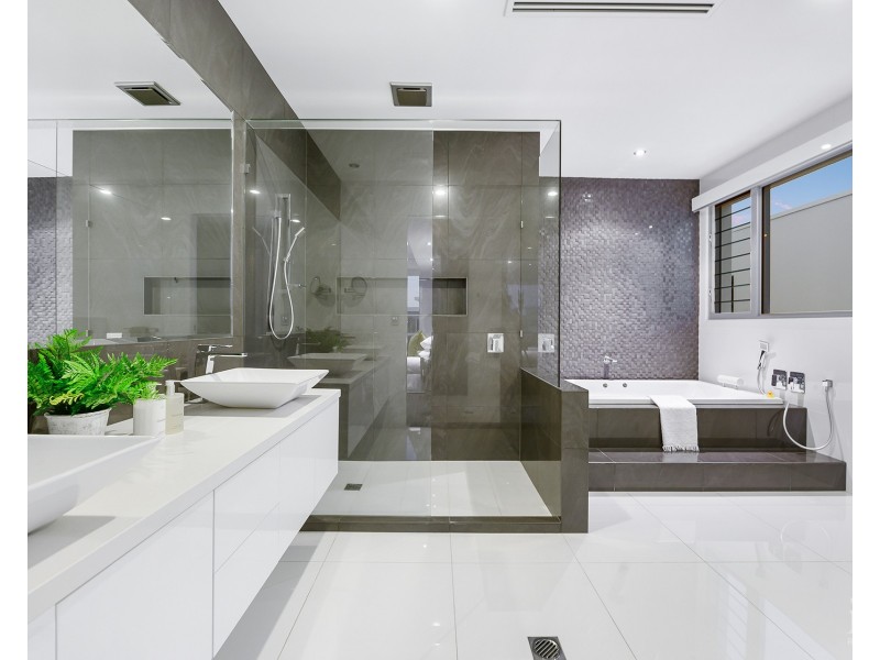 38 Knightsbridge Parade West, Sovereign Islands QLD 4216