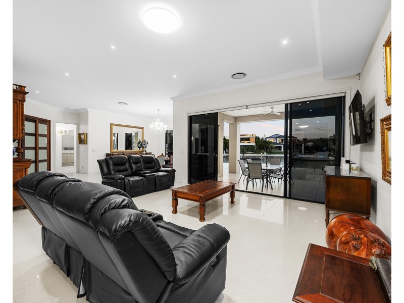 4 The Peninsula, Sovereign Islands QLD 4216