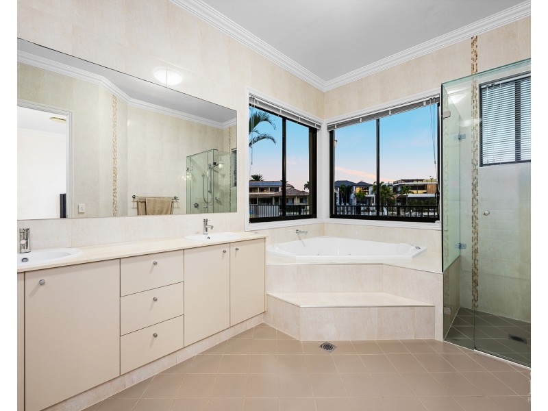 4 The Peninsula, Sovereign Islands QLD 4216