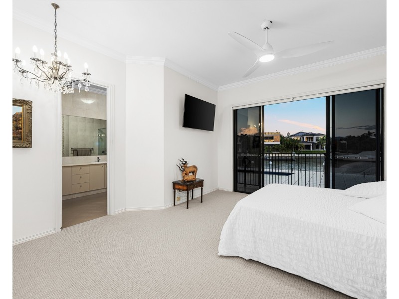 4 The Peninsula, Sovereign Islands QLD 4216