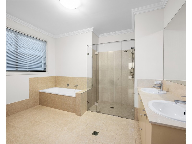 4 The Peninsula, Sovereign Islands QLD 4216