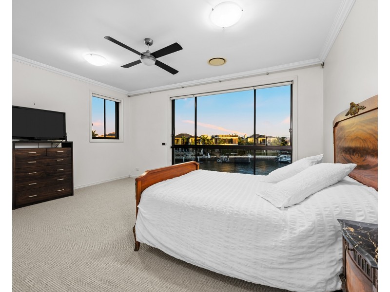 4 The Peninsula, Sovereign Islands QLD 4216