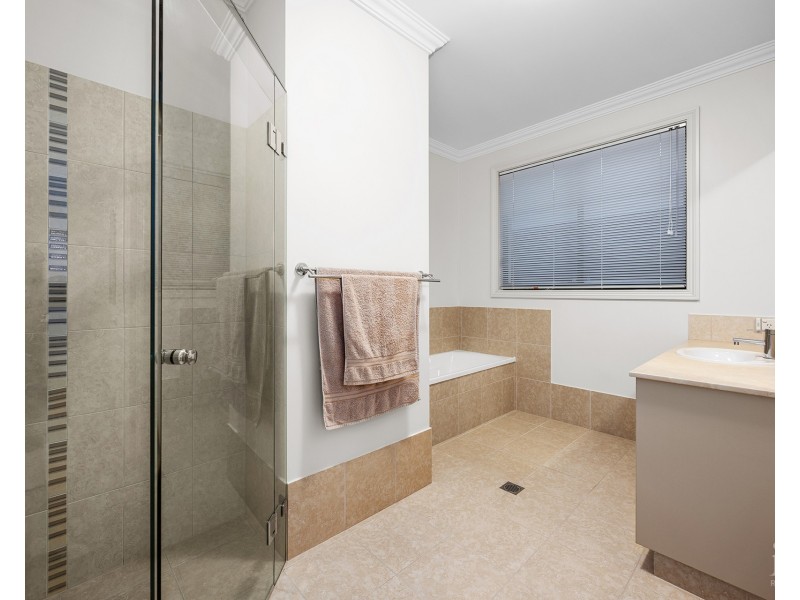 4 The Peninsula, Sovereign Islands QLD 4216