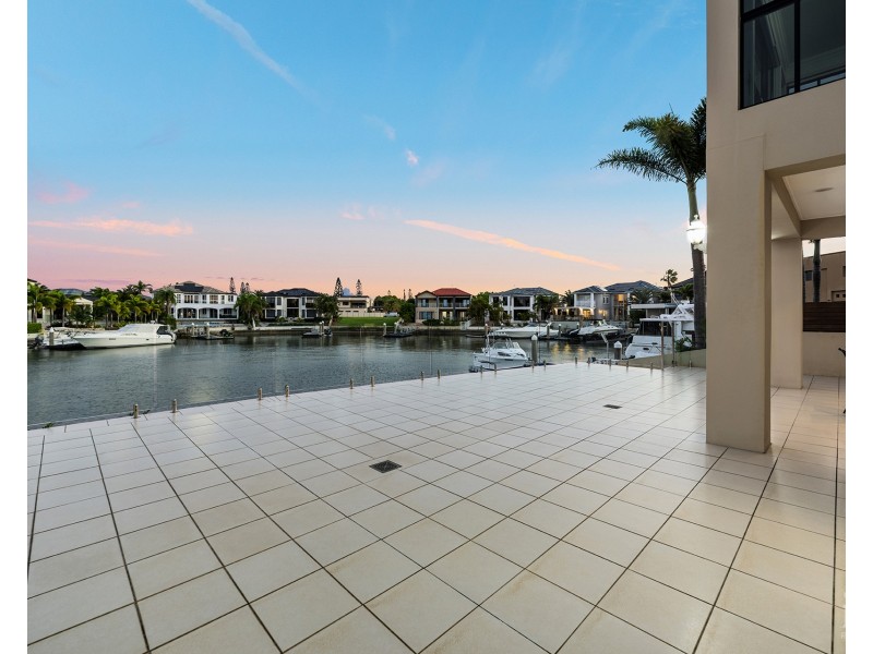 4 The Peninsula, Sovereign Islands QLD 4216