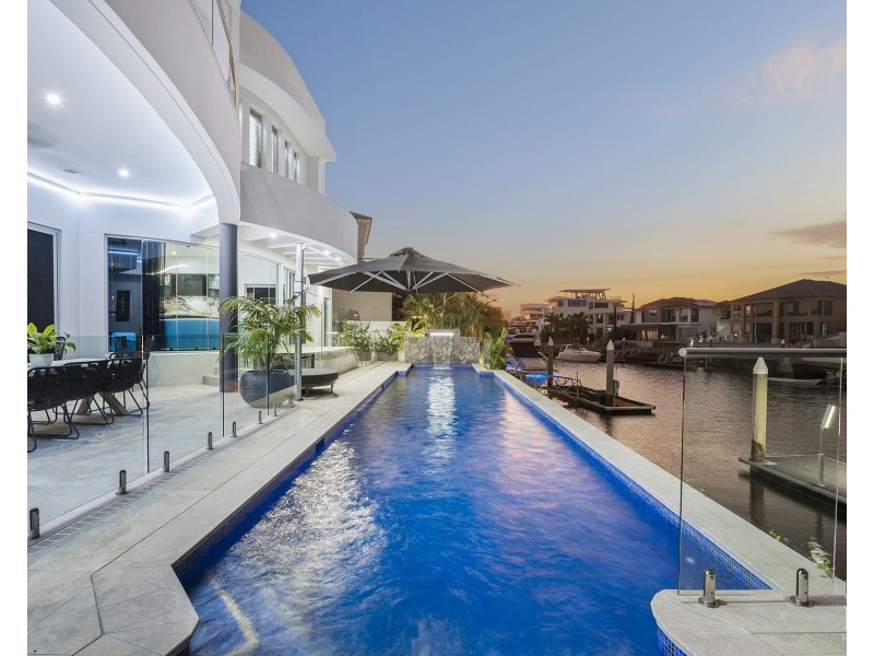 11 Hampton Court, Sovereign Islands QLD 4216