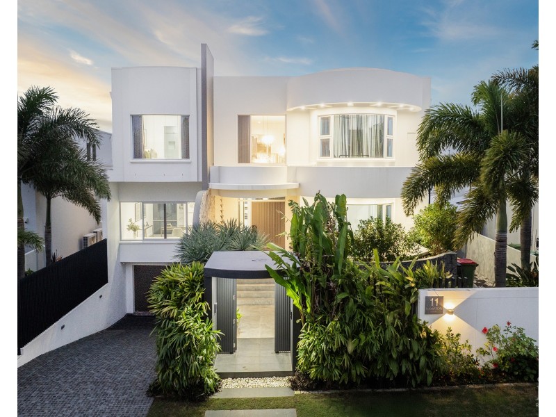 11 Hampton Court, Sovereign Islands QLD 4216