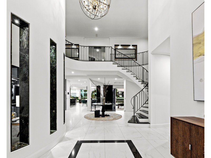 11 Hampton Court, Sovereign Islands QLD 4216