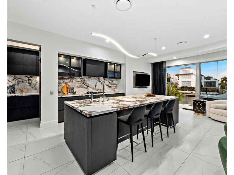 11 Hampton Court, Sovereign Islands QLD 4216