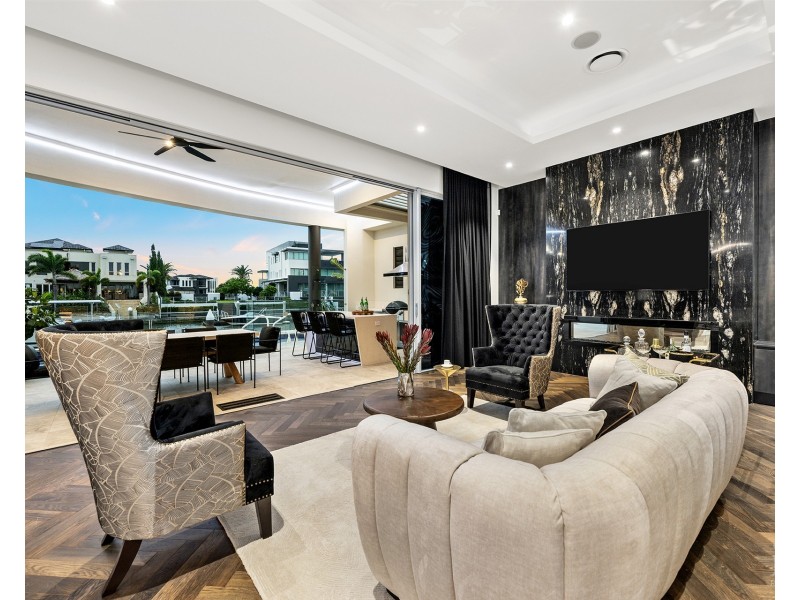 11 Hampton Court, Sovereign Islands QLD 4216