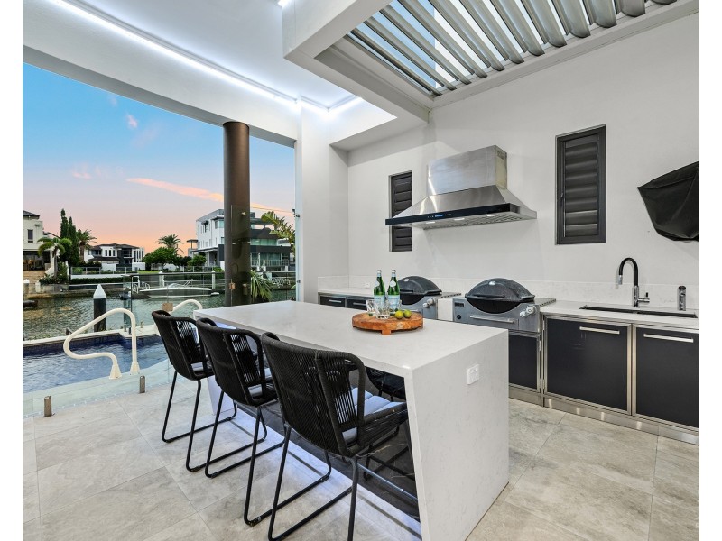 11 Hampton Court, Sovereign Islands QLD 4216