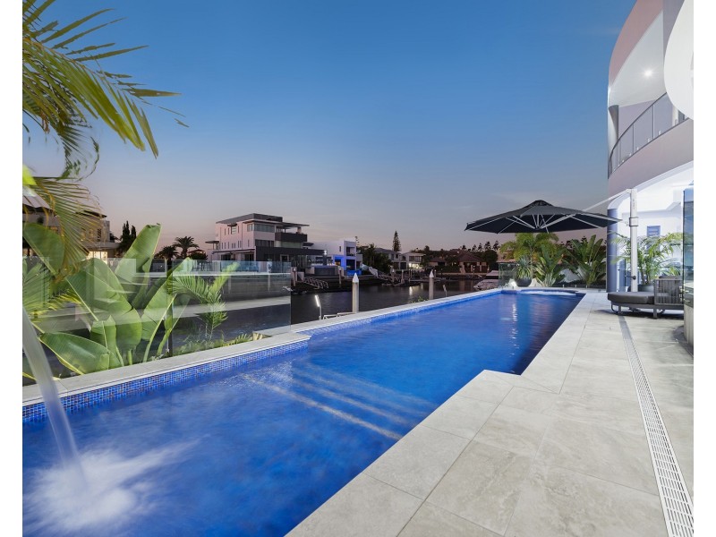 11 Hampton Court, Sovereign Islands QLD 4216